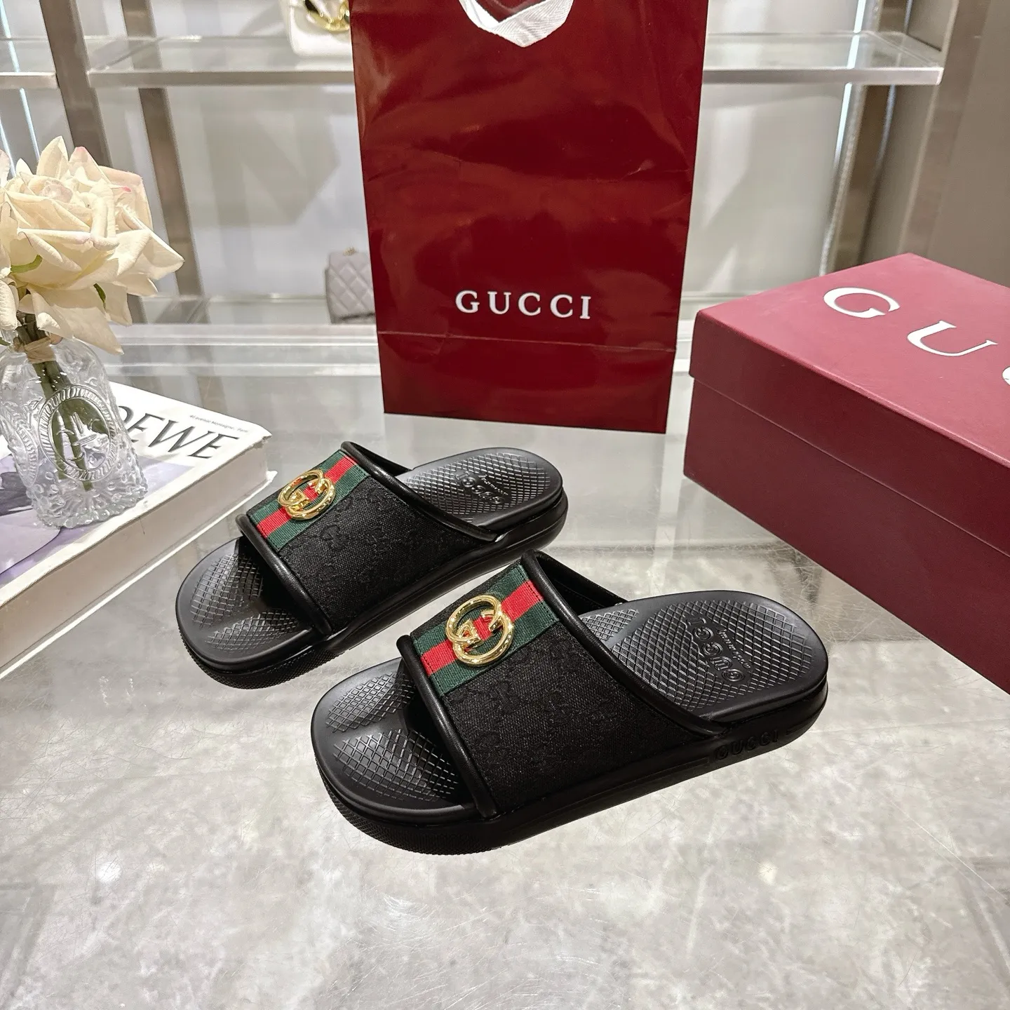 Men's Men's Shoes 💰440🌸🌸New Summer Men's Slip-On Slides This item is inspired by the summer spirit and beach clubs of the Italian coast and is part of Gucci Lido. The Pre-Fall collection reinterprets the brand's signature elements and sophisticated patterns in a contemporary way. Made from black rubber, these flat sandals feature a slip-on design that reinterprets the brand's distinctive green and red web design.  GG Classic Upper Men's Molded Rubber Footbed GG Gold Hardware Logo Flat Made in Italy Size: Men's 40 to 47,